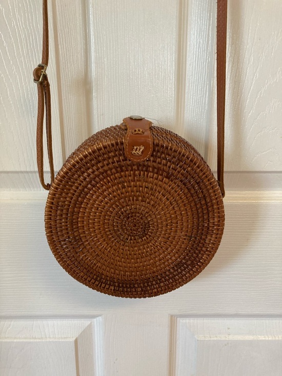Unbranded Handbags - Round Woven Crossbody Bag in Brown